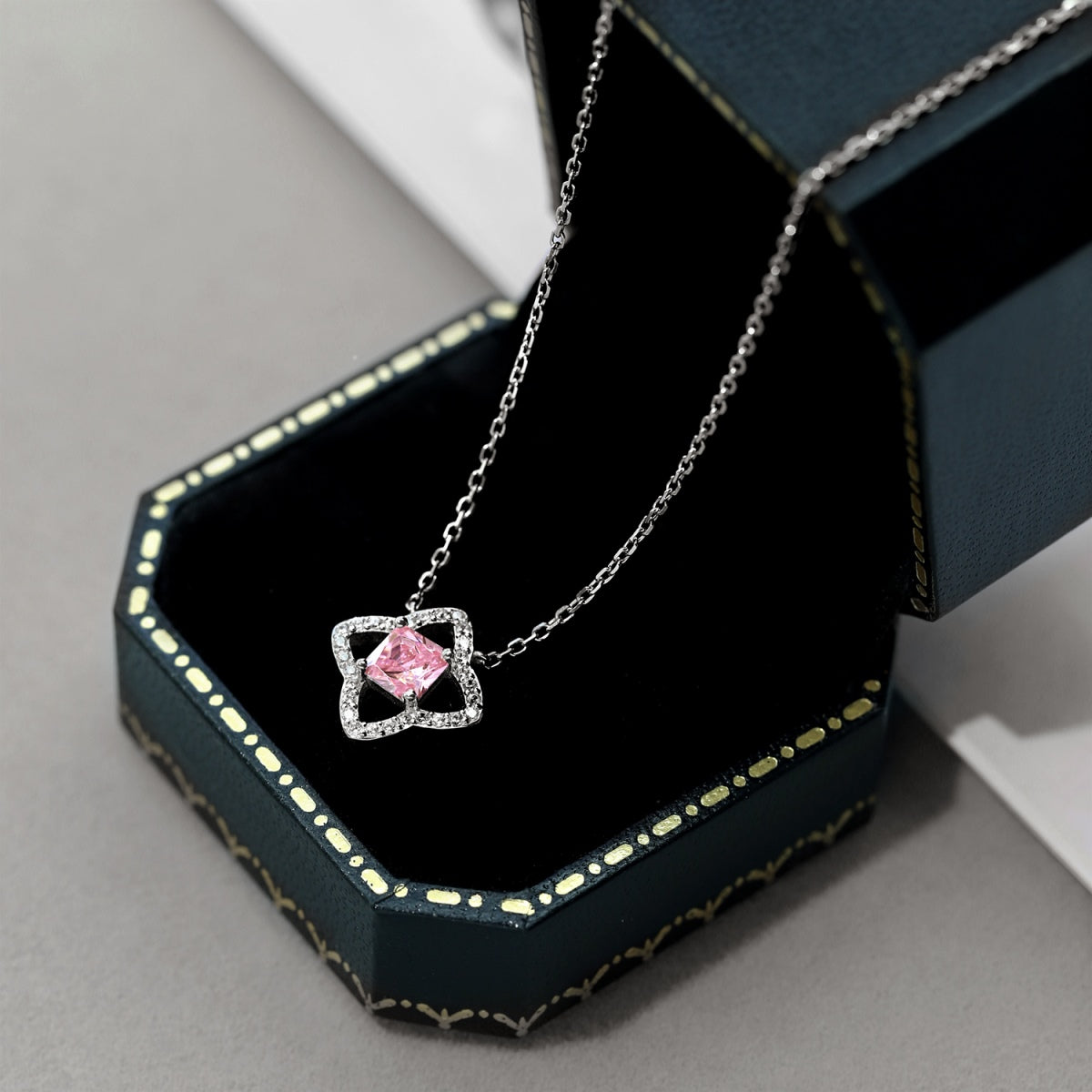 [Sparkling Aurora]Exquisite Flower Shape Princess Cut Necklace