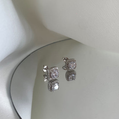 [Sparkling Aurora]Classic Round Center Stone Stud Earrings